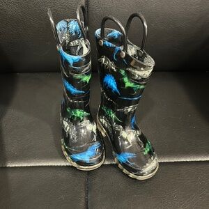 Toddler rain boots. dinosaurs style, Lights up! Perfect condition size 7